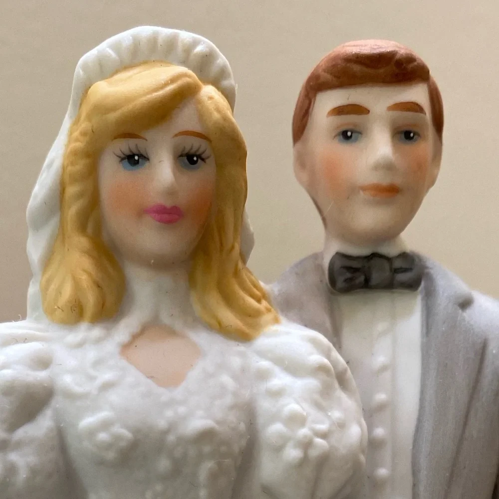 EHW Wedding Cake Bride & Groom Topper/Music Box 